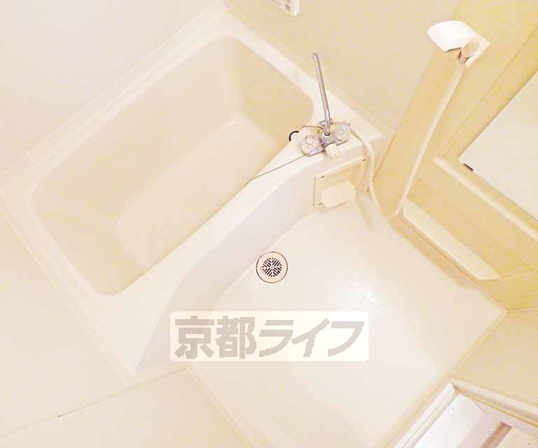 バス・シャワールーム　浴槽、洗い場共に広めのお風呂です。