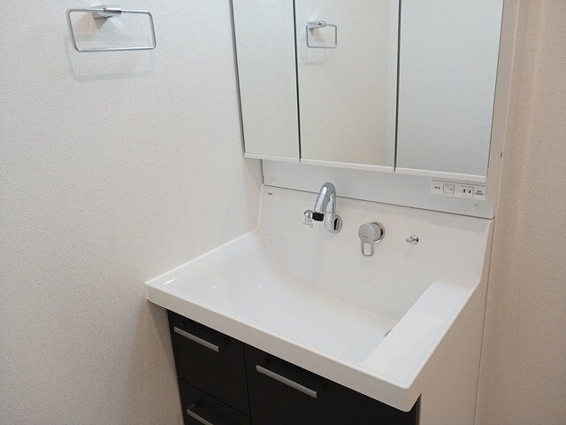 洗面設備　ゆったりとスペースのある洗面所