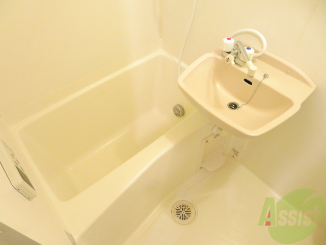 バス・シャワールーム　シンプルなデザインのお風呂です。ゆったりとお入りください。