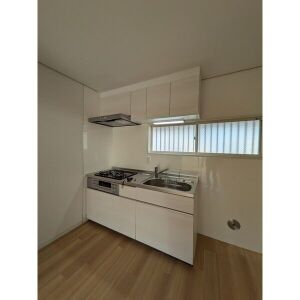 キッチン　別部屋のリノベーション済みのお写真になります。 色合い等異な