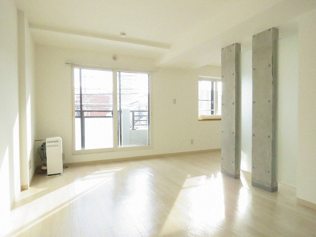 居室・リビング　明るい居間で気持ちまで明るくなりますね！