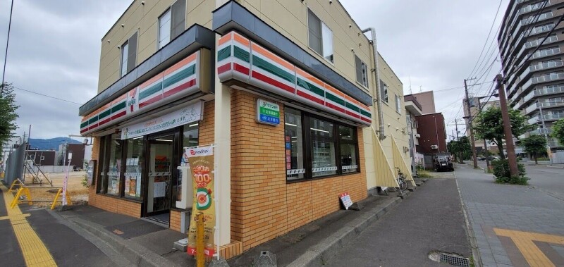 コンビニ　セブンイレブン豊平5条店（コンビニ）まで160m