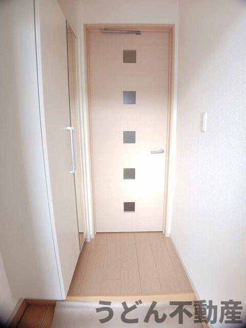 玄関　うどん県のお部屋探しはうどん不動産へ うどんちゃんとLINE