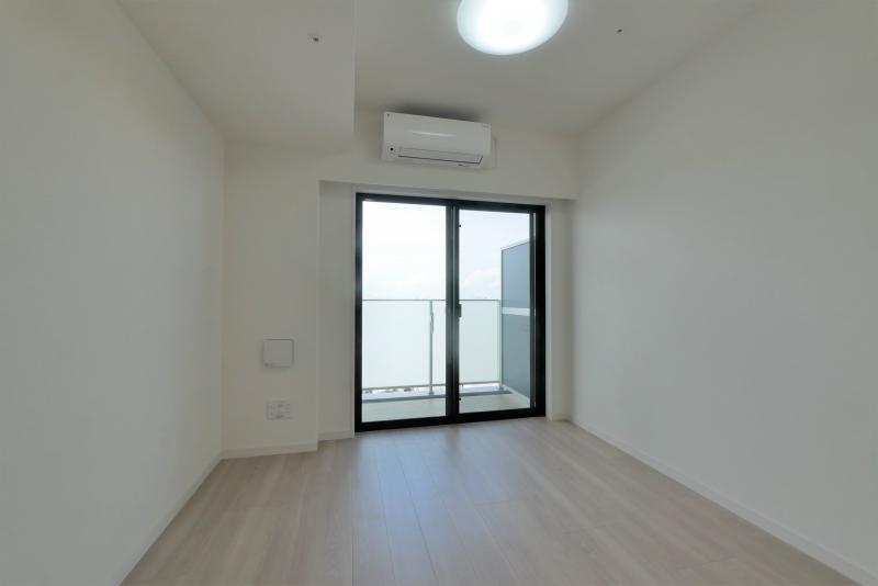 居室・リビング　落ち着いた色合いの床材を使用した居住空間です。