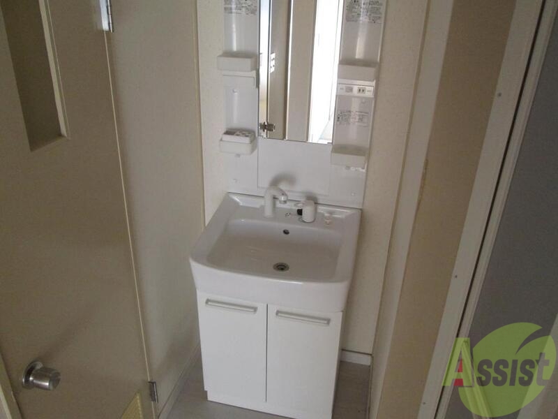 洗面設備　シャンドレ付の洗面台です。