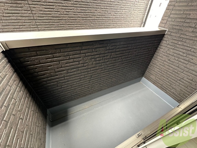 バルコニー　バルコニーは洗濯物を干すのに十分な広さがありますね。