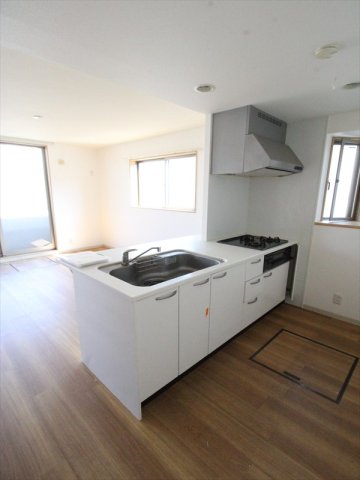 キッチン　写真は反転タイプ別室