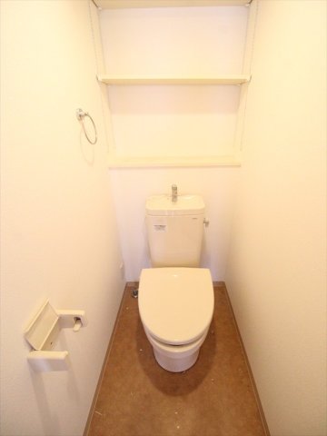 トイレ　写真は反転タイプ別室