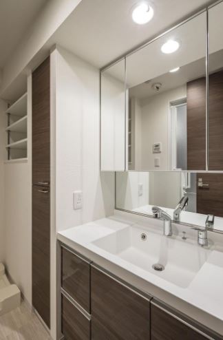 洗面設備　毎日の身だしなみチェックに必須ですね