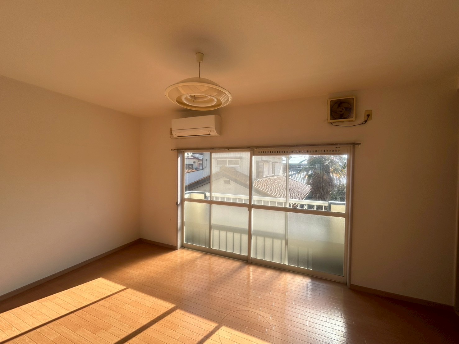 居室・リビング　大きな窓で日当たりgood