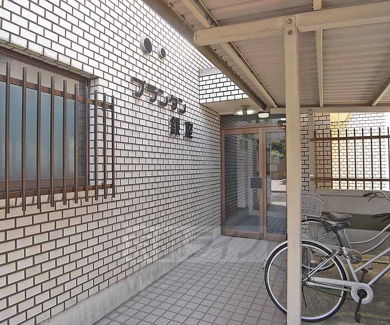 エントランス　入り口は道路から少し入って。