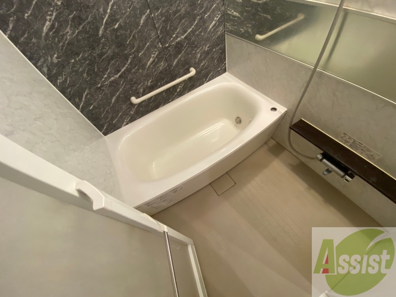 バス・シャワールーム　バスルームは狭すぎず、シャワーも浴びやすそうです。