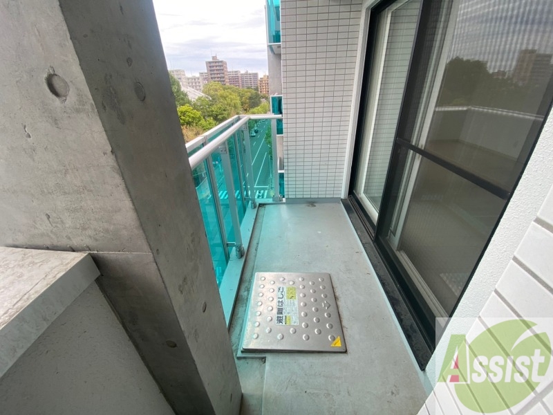 バルコニー　バルコニーは幅があり、広い印象を受けました。