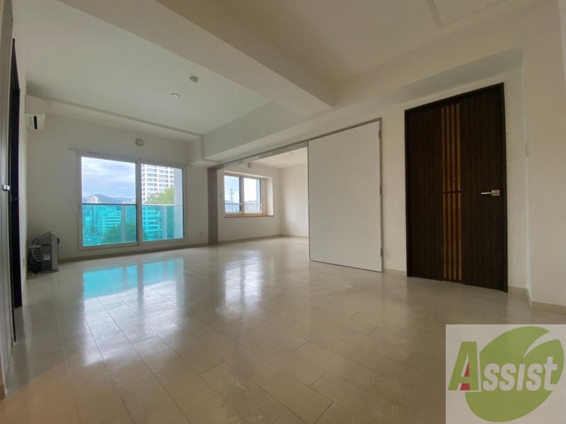 居室・リビング　白さが清潔感を出してくれます。お部屋も明るいですね。