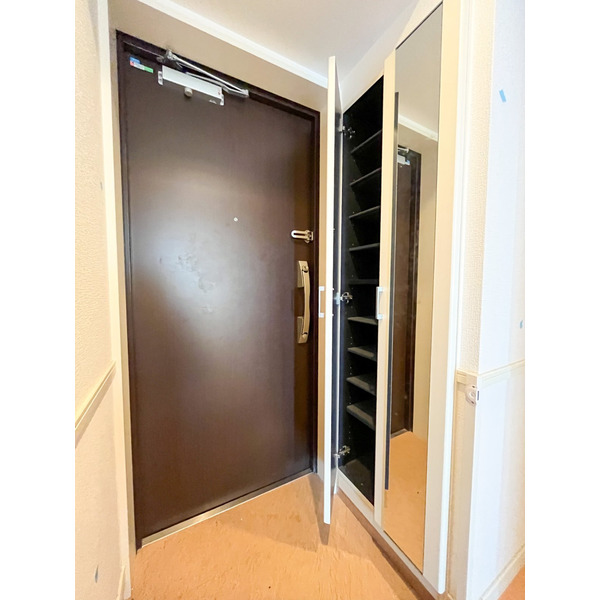 玄関　下駄箱もしっかりついてます！