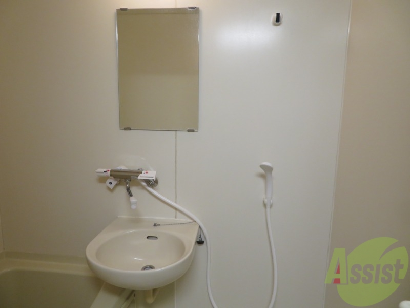 洗面設備　浴室には洗面台がありますので洗顔や歯磨きに便利ですよね。