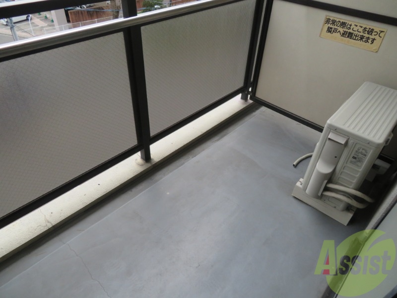 バルコニー　バルコニーつきのお部屋なので、晴れた日にはお布団が干せます。