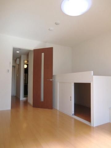 居室・リビング　バルコニー側から見た室内