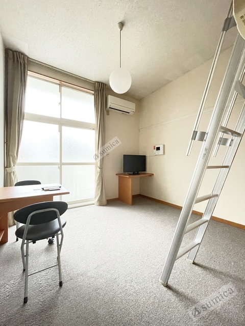 バルコニー　内装は落ち着いています。おおきな窓で明るさを演出。