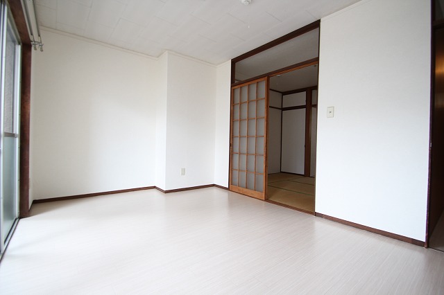 居室・リビング　同物件別号室のものです。