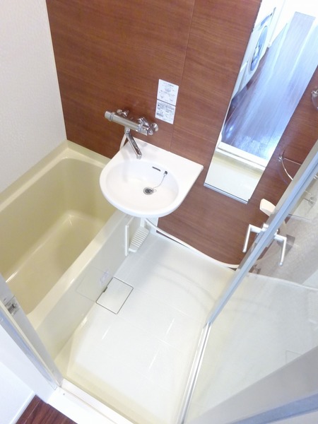 バス・シャワールーム　落ち着いた空間のお風呂です