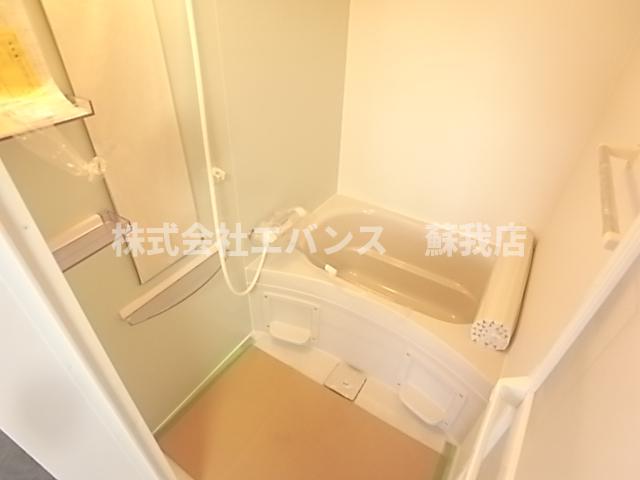 バス・シャワールーム　コンパクトで使いやすいお風呂です