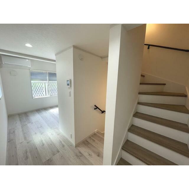 居室・リビング　白い木目調のフローリングに、梁（はり）や飾り棚がアクセントに