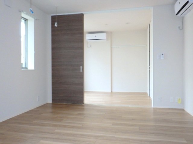 居室・リビング　★東向き・2面採光のお部屋です★