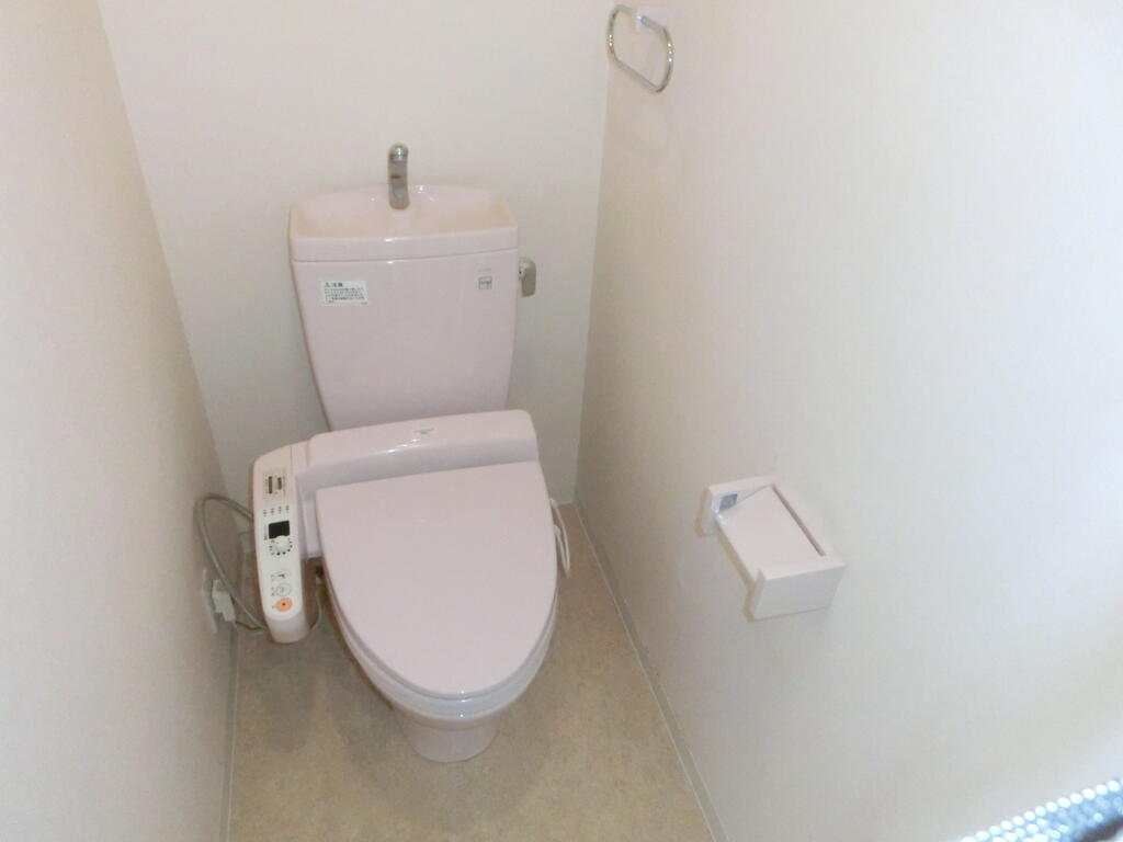 トイレ　※別のお部屋の写真の為、現況を優先とさせて頂きます。