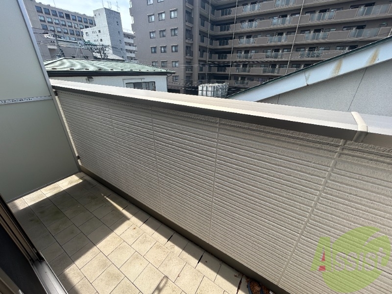 バルコニー　バルコニーになります。洗濯物が干せますね。