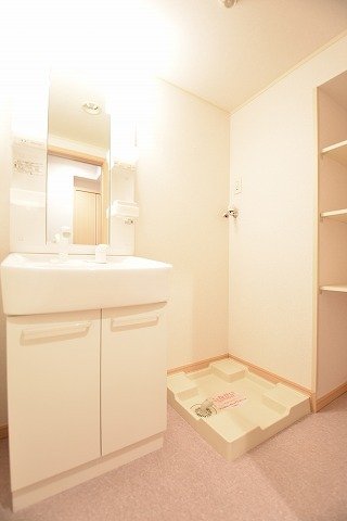 洗面設備　明るい洗面所です