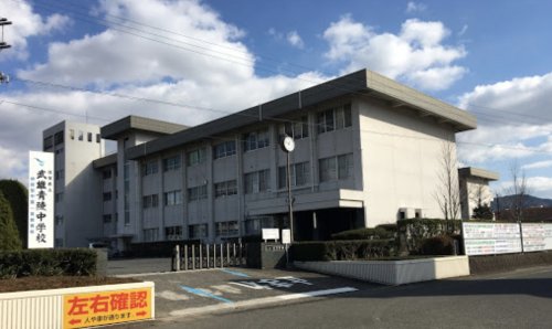 中学校　佐賀県立武雄青陵中学校（中学校）まで896m