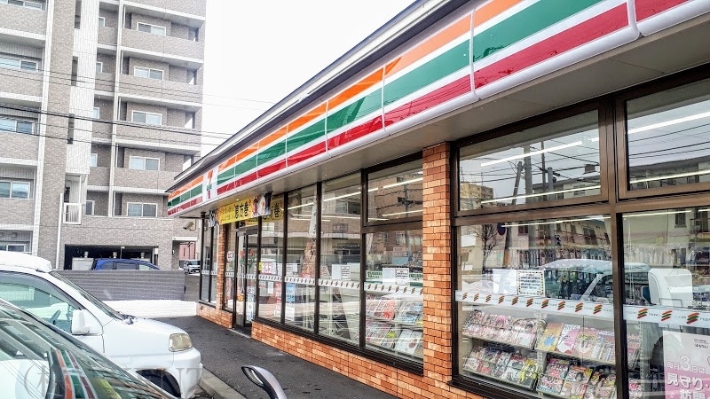 コンビニ　セブンイレブン札幌二十四軒2条店（コンビニ）まで84m