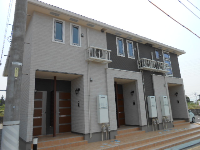 建物外観　建物玄関側（北面）を北東方向より撮影