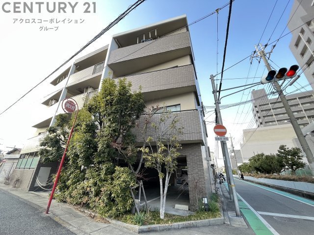 エントランス　敷地内に駐車場あります！