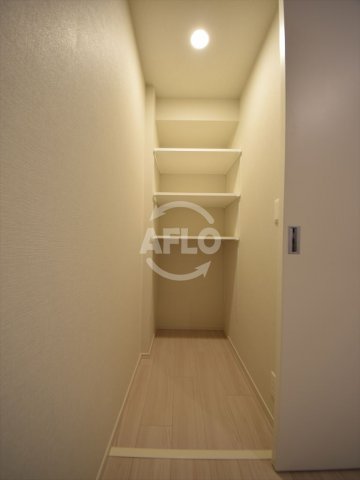 収納　コンフォリア北堀江一丁目　奥行きのあるウォークインクローゼッ
