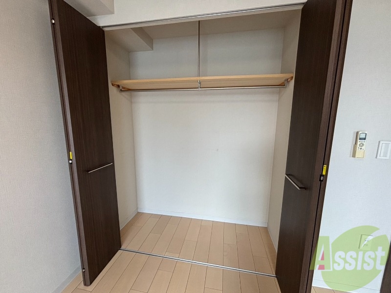収納　こちらの収納にはハンガーをかけて服もしまえますね。