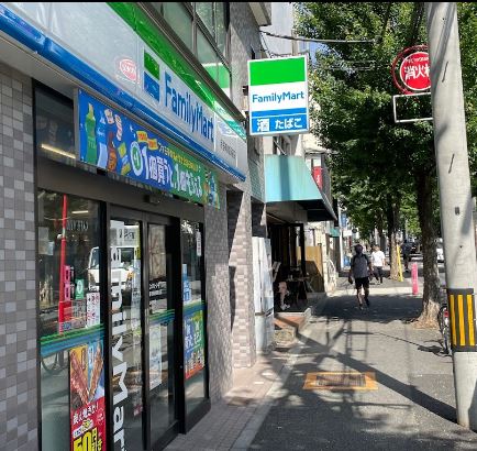 コンビニ　ファミリーマート 新宿神楽坂駅前店（コンビニ）まで104m