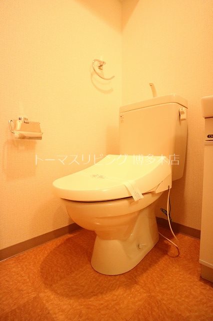 トイレ　※別号室の参考写真になります。