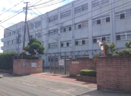 中学校　高槻市立第三中学校（中学校）まで448m