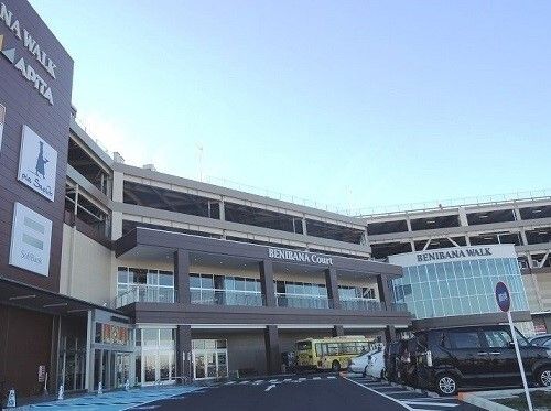 ショッピングセンター　ベニバナウォーク桶川（ショッピングセンター）まで900m