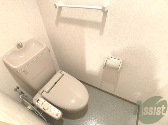 トイレ　温水洗浄便座なので快適に使用できそうですね。