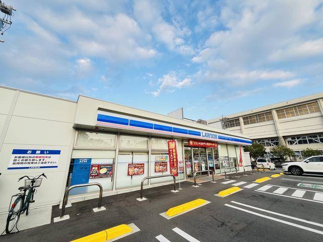 コンビニ　ローソン津高校前店（コンビニ）まで428m