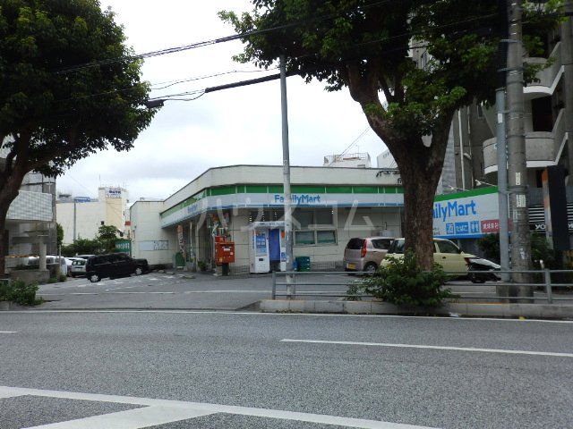 コンビニ　ファミリーマート（コンビニ）まで517m