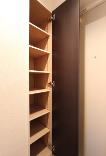 玄関　別タイプのお部屋になります。現状優先。