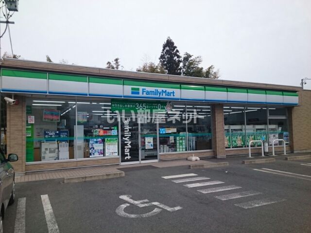 コンビニ　ファミリーマート 新城東沖野店（コンビニ）まで498m