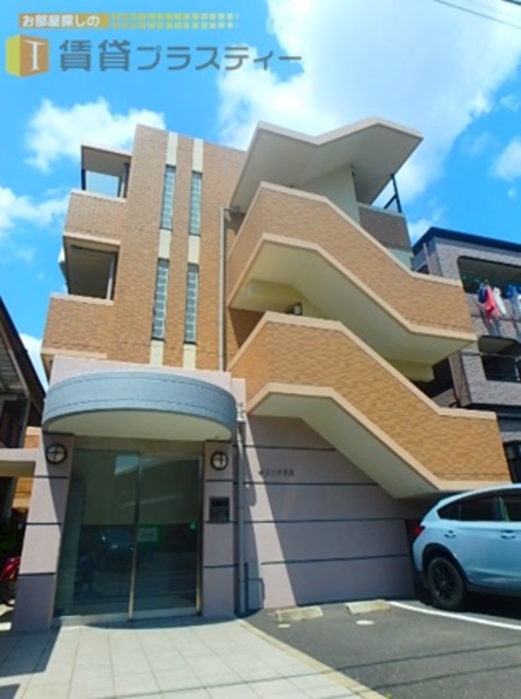 建物外観　穏やかなブラウンが住宅街に調和する。