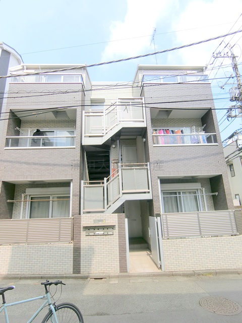 建物外観　2011年10月築　木造地上3階建て総戸数6戸の人気賃貸 東