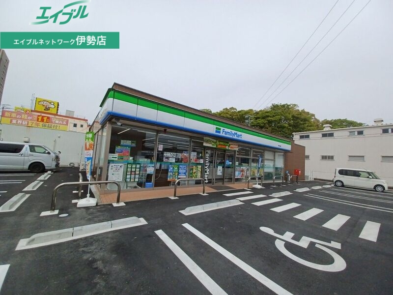 コンビニ　ファミリーマート伊勢河崎店（コンビニ）まで554m