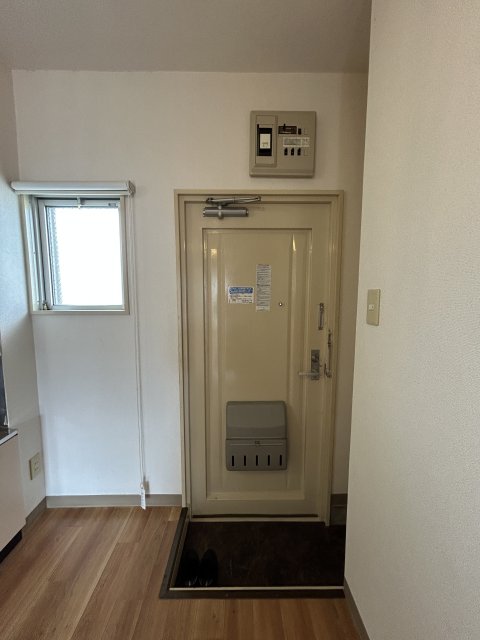 玄関　※写真は３０２号室です